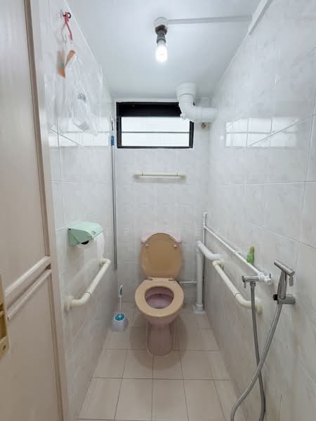 13 Lorong 7 Toa Payoh, 13 Lorong 7 Toa Payoh, 2 Bedrooms, 710 sqft, HDB Flat For Sale, by Jeff Tey, 500165856 - Bathroom - PropertyGuru.com.sg