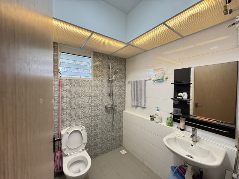 661A Edgedale Plains, 661A Edgedale Plains, 3 Bedrooms, 990 sqft, HDB Flat For Sale, by Rayne Chua 蔡美慧, 500165876 - Bathroom - PropertyGuru.com.sg