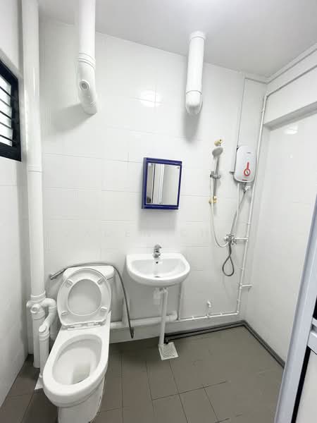 269 Tampines Street 21, 269 Tampines Street 21, 2 Bedrooms, 850 sqft, HDB Flat For Sale, by Caden Chee, 500165884 - Master Bathroom - PropertyGuru.com.sg