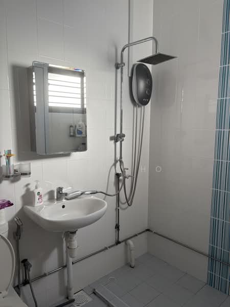 853 Tampines Street 83, 853 Tampines Street 83, 2 Bedrooms, 796 sqft, HDB Flat For Sale, by Irene Ho, 500165895 - Bathroom - PropertyGuru.com.sg