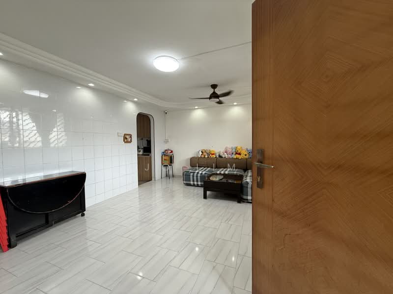 637 Hougang Avenue 8, 637 Hougang Avenue 8, 3 Bedrooms, 904 sqft, HDB Flat For Sale, by Jo Lim, 500165925 - Living Room - PropertyGuru.com.sg