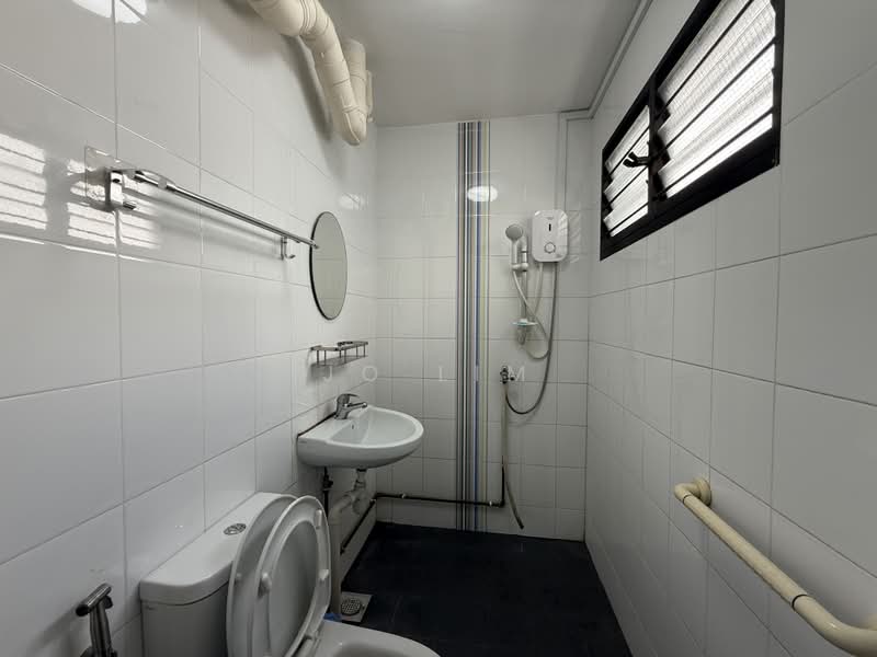 637 Hougang Avenue 8, 637 Hougang Avenue 8, 3 Bedrooms, 904 sqft, HDB Flat For Sale, by Jo Lim, 500165925 - Bathroom - PropertyGuru.com.sg
