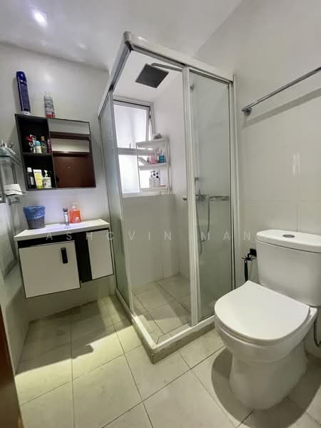 La Casa, 64 Woodlands Drive 16, 3 Bedrooms, 1,259 sqft, Condominium For Sale, by Ashcvin Mani, 500165975 - Bathroom - PropertyGuru.com.sg