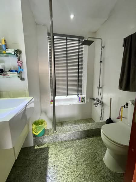 La Casa, 64 Woodlands Drive 16, 3 Bedrooms, 1,259 sqft, Condominium For Sale, by Ashcvin Mani, 500165975 - Bathroom - PropertyGuru.com.sg