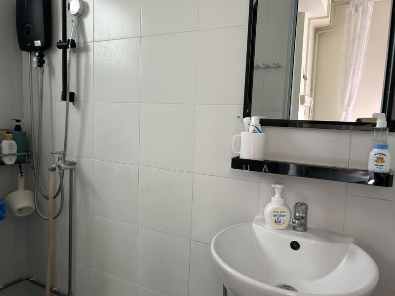 108 Serangoon North Avenue 1, 108 Serangoon North Avenue 1, 2 Bedrooms, 645 sqft, HDB Flat For Sale, by Shawn Kua, 500166021 - Bathroom - PropertyGuru.com.sg
