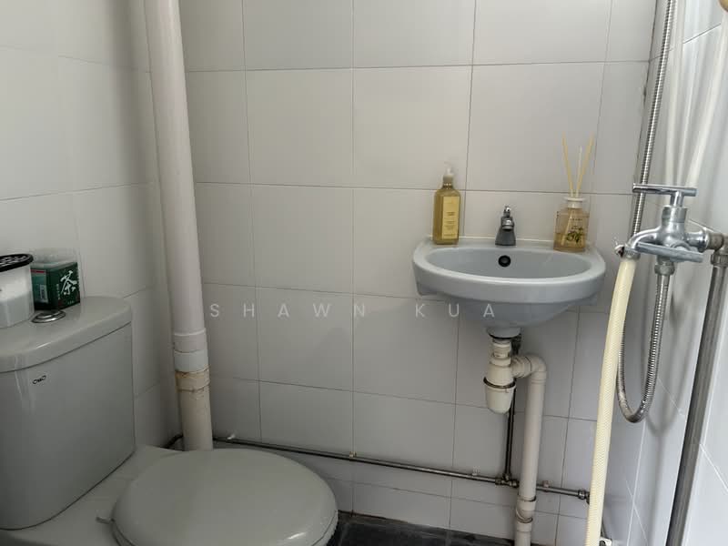 108 Serangoon North Avenue 1, 108 Serangoon North Avenue 1, 2 Bedrooms, 645 sqft, HDB Flat For Sale, by Shawn Kua, 500166021 - Bathroom - PropertyGuru.com.sg