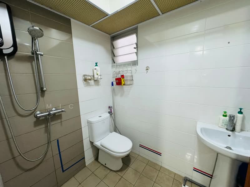 221A Sumang Lane, 221A Sumang Lane, 2 Bedrooms, 732 sqft, HDB Flat For Sale, by Michelle Leong, 500166071 - Bathroom - PropertyGuru.com.sg