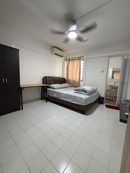 585 Ang Mo Kio Avenue 3, 585 Ang Mo Kio Avenue 3, 2 Bedrooms, 721 sqft, HDB Flat For Sale, by Joan Ow, 500166072 - Master BR with toilet - PropertyGuru.com.sg
