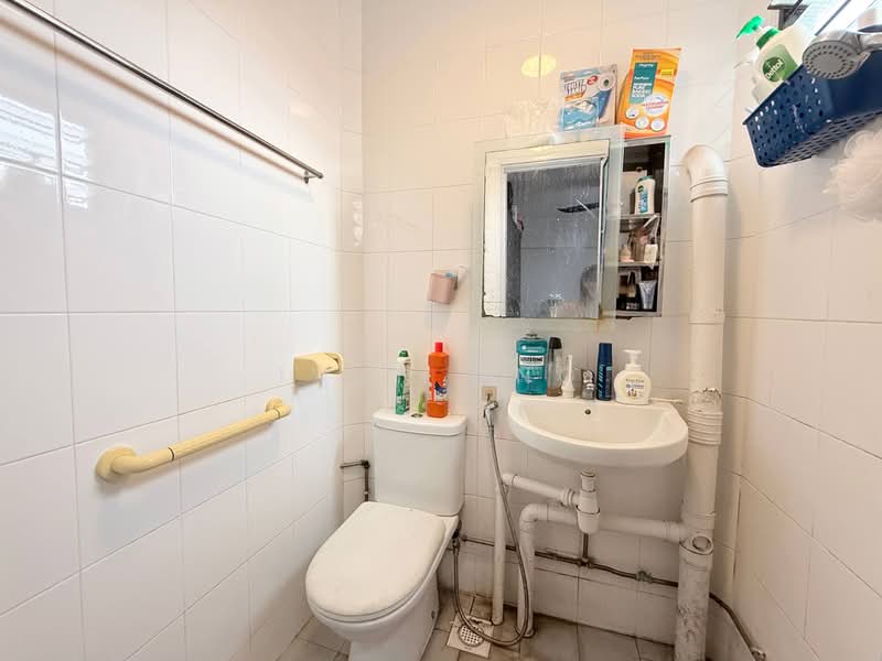 217 Yishun Street 21, 217 Yishun Street 21, 3 Bedrooms, 1,055 sqft, HDB Flat For Sale, by Ivan Ong, 500166074 - Bathroom - PropertyGuru.com.sg