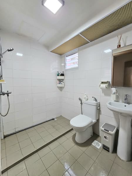 453A Bukit Batok West Avenue 6, 453A Bukit Batok West Avenue 6, 3 Bedrooms, 1,001 sqft, HDB Flat For Sale, by Siti Hasyimah Hassan, 500166083 - Bathroom - PropertyGuru.com.sg