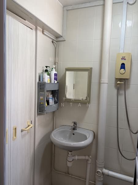 37 Bedok South Avenue 2, 37 Bedok South Avenue 2, Room Rental, 150 sqft, HDB Flat For Rent, by Hayati Jantan, 500166095 - Bathroom - PropertyGuru.com.sg