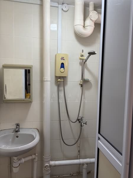 37 Bedok South Avenue 2, 37 Bedok South Avenue 2, Room Rental, 150 sqft, HDB Flat For Rent, by Hayati Jantan, 500166095 - Bathroom - PropertyGuru.com.sg