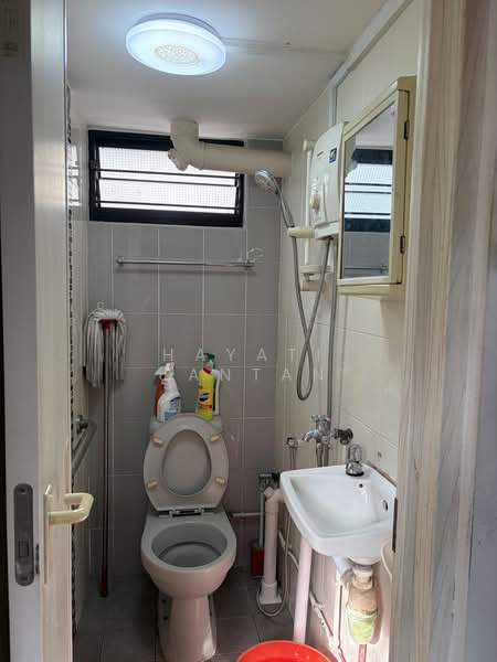 37 Bedok South Avenue 2, 37 Bedok South Avenue 2, Room Rental, 150 sqft, HDB Flat For Rent, by Hayati Jantan, 500166095 - Bathroom - PropertyGuru.com.sg
