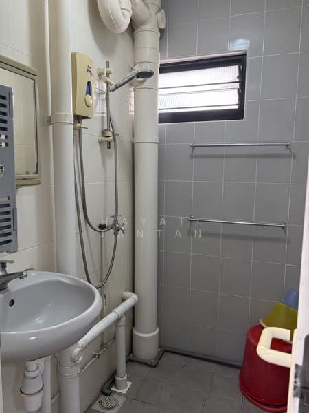 37 Bedok South Avenue 2, 37 Bedok South Avenue 2, Room Rental, 150 sqft, HDB Flat For Rent, by Hayati Jantan, 500166095 - Bathroom - PropertyGuru.com.sg