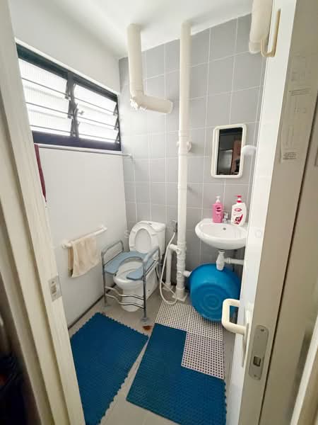 240 Bukit Batok East Avenue 5, 240 Bukit Batok East Avenue 5, 2 Bedrooms, 721 sqft, HDB Flat For Sale, by Christina Ho, 500166110 - Master Bathroom - PropertyGuru.com.sg