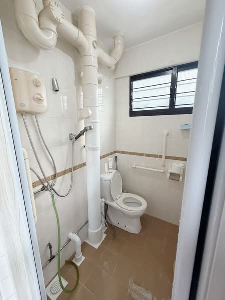 240 Bukit Batok East Avenue 5, 240 Bukit Batok East Avenue 5, 2 Bedrooms, 721 sqft, HDB Flat For Sale, by Christina Ho, 500166110 - Common Bathroom - PropertyGuru.com.sg