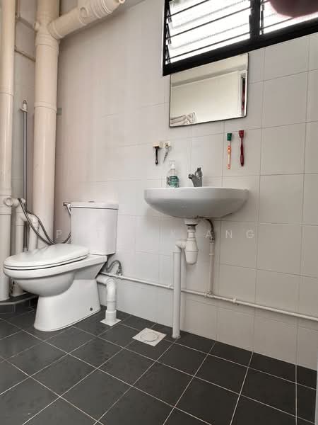251 Hougang Avenue 3, 251 Hougang Avenue 3, 3 Bedrooms, 1,302 sqft, HDB Flat For Sale, by Patrick Ang, 500166128 - Bathroom - PropertyGuru.com.sg