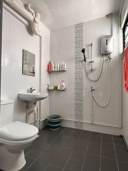 251 Hougang Avenue 3, 251 Hougang Avenue 3, 3 Bedrooms, 1,302 sqft, HDB Flat For Sale, by Patrick Ang, 500166128 - Bathroom - PropertyGuru.com.sg