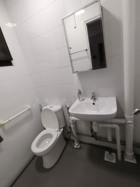 586 Cheng San Court, 586 Ang Mo Kio Avenue 3, 2 Bedrooms, 883 sqft, HDB Flat For Rent, by KEITH TOH, 500166130 - Bathroom - PropertyGuru.com.sg