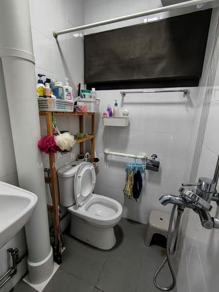 586 Cheng San Court, 586 Ang Mo Kio Avenue 3, 2 Bedrooms, 883 sqft, HDB Flat For Rent, by KEITH TOH, 500166130 - Bathroom - PropertyGuru.com.sg