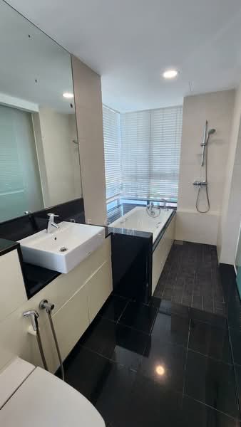 Twin Regency, 26 Kim Tian Road, 3 Bedrooms, 1,442 sqft, Condominium For Rent, by Regina Lim, 500166157 - Master Bathroom - PropertyGuru.com.sg