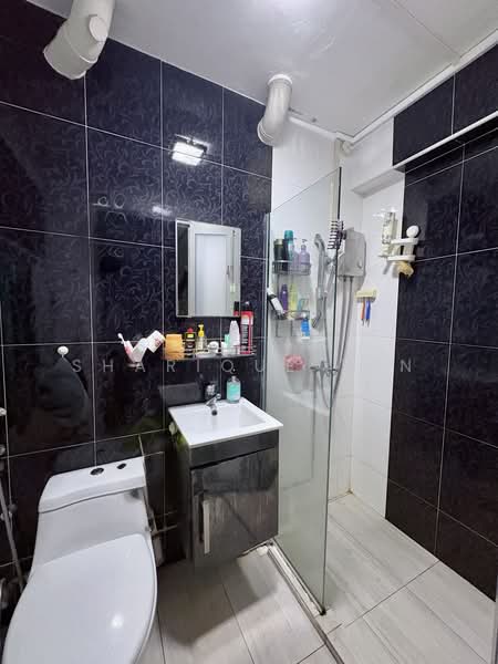 856 Tampines Street 82, 856 Tampines Street 82, 3 Bedrooms, 904 sqft, HDB Flat For Sale, by Sharique Tan, 500166170 - Bathroom - PropertyGuru.com.sg