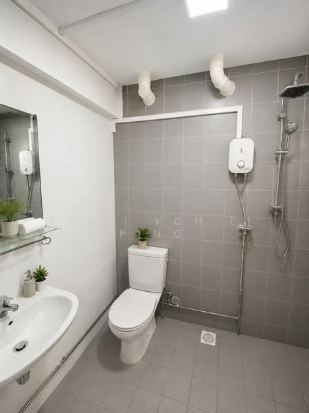 136 Bishan Street 12, 136 Bishan Street 12, 4 Bedrooms, 1,302 sqft, HDB Flat For Sale, by Kerri Koh Li Ping, 500166179 - Bathroom - PropertyGuru.com.sg