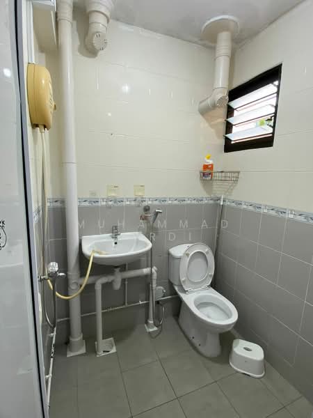 715 Clementi West Street 2, 715 Clementi West Street 2, 3 Bedrooms, 980 sqft, HDB Flat For Rent, by Muhammad Ferdi, 500166182 - Bathroom - PropertyGuru.com.sg