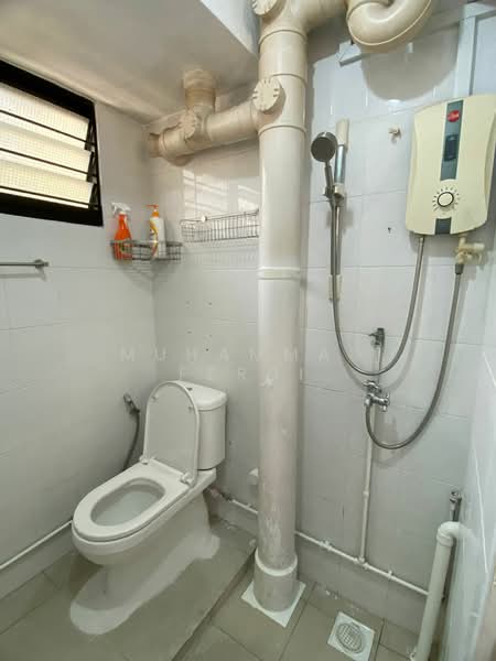 715 Clementi West Street 2, 715 Clementi West Street 2, 3 Bedrooms, 980 sqft, HDB Flat For Rent, by Muhammad Ferdi, 500166182 - Bathroom - PropertyGuru.com.sg