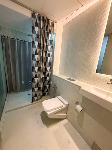 Claymore Plaza Apartments, 6 Claymore Hill, 2 Bedrooms, 797 sqft, Apartment For Rent, by Roland Ong, 500166190 - Bathroom - PropertyGuru.com.sg