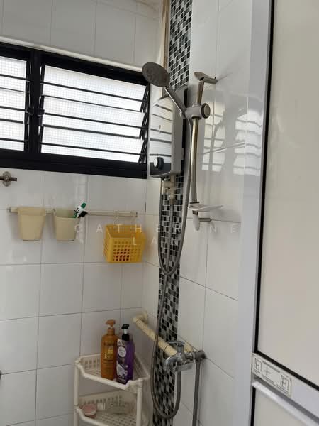 330 Clementi Avenue 2, 330 Clementi Avenue 2, Room Rental, 120 sqft, HDB Flat For Rent, by Catherine Lan, 500166202 - Bathroom - PropertyGuru.com.sg