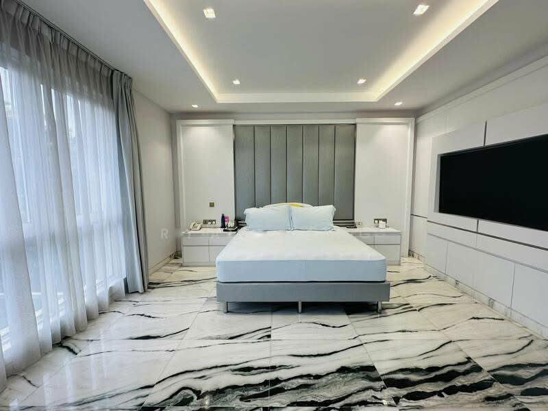 Open House | Fully Rebuilt in 2017 | Luxurious Detached Home w. Basement, Lift & Pool | 7,500 sqft, , 6 Bedrooms, 7,500 sqft, Detached House For Sale, by Ryan Heng, 500166203 - Bedroom - PropertyGuru.com.sg