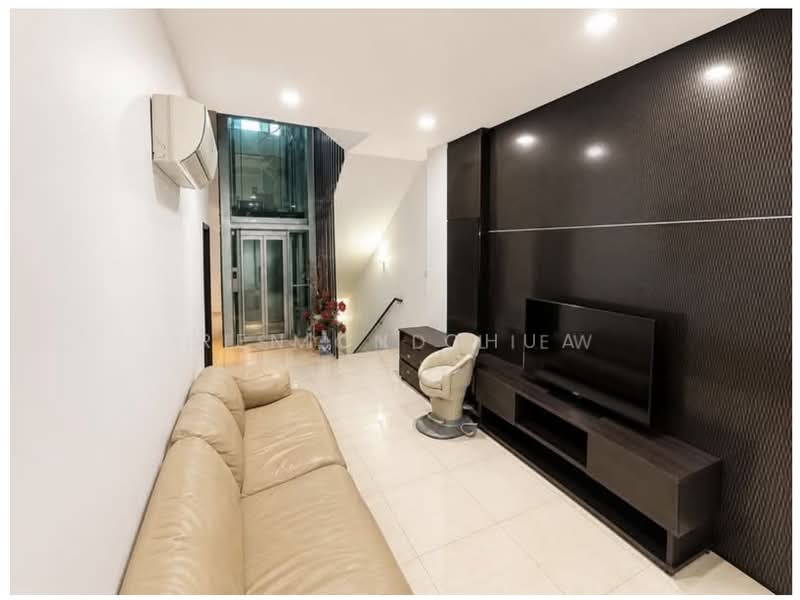 Jalan Anggerek, Jalan Anggerek, 10+ Bedrooms, 5,335 sqft, Corner Terrace For Sale, by Renick Chua, 500166260 - Living Room - PropertyGuru.com.sg