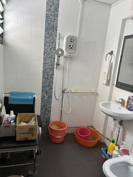 154 Yishun Street 11, 154 Yishun Street 11, 5 Bedrooms, 1,302 sqft, HDB Flat For Sale, by April Chia, 500166281 - Bathroom - PropertyGuru.com.sg