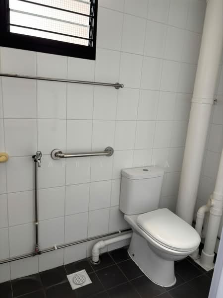 154 Yishun Street 11, 154 Yishun Street 11, 3 Bedrooms, 1,302 sqft, HDB Flat For Sale, by April Chia, 500166281 - Bathroom - PropertyGuru.com.sg