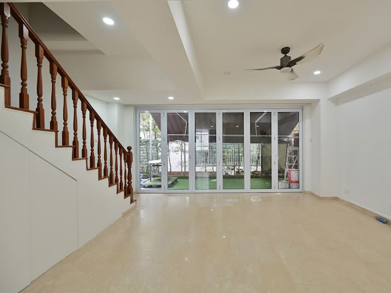 Loyang Court, Jalan Loyang Besar, 6 Bedrooms, 1,917 sqft, Terraced House For Sale, by SH. Idris, 500166317 - Living Room - PropertyGuru.com.sg