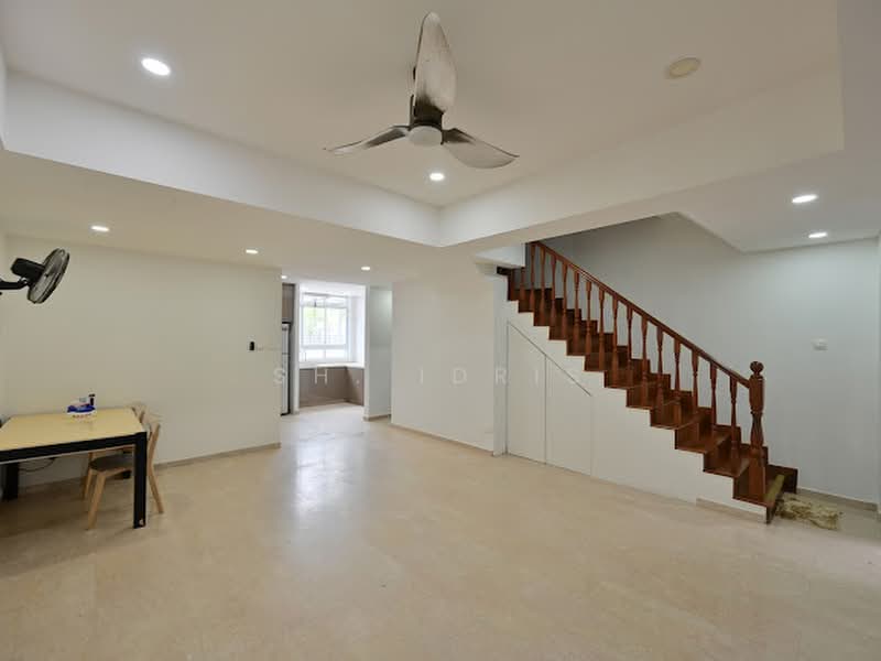 Loyang Court, Jalan Loyang Besar, 6 Bedrooms, 1,917 sqft, Terraced House For Sale, by SH. Idris, 500166317 - Living Room - PropertyGuru.com.sg