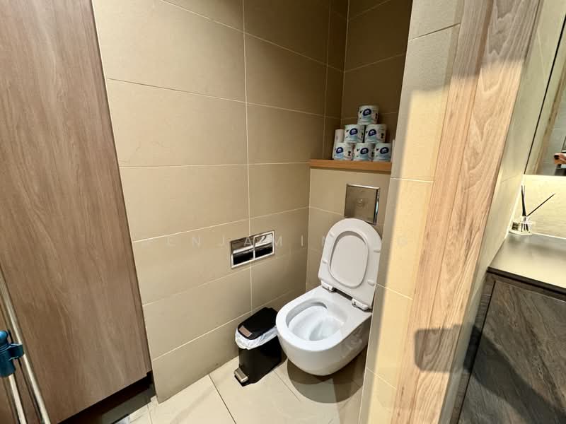 The Central, 6 Eu Tong Sen Street, 883 sqft, Office For Rent, by Benjamin Ng, 500166334 - Bathroom - CommercialGuru.com.sg
