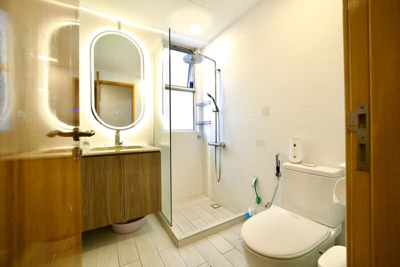 Sunglade, 5 Serangoon Avenue 2, 3 Bedrooms, 1,109 sqft, Condominium For Sale, by Lorraine Tan Yu Lin, 500166355 - Master Bathroom - PropertyGuru.com.sg