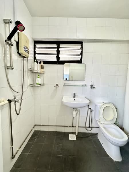 805 Yishun Ring Road, 805 Yishun Ring Road, 3 Bedrooms, 1,313 sqft, HDB Flat For Sale, by Viki Hue, 500166366 - Bathroom - PropertyGuru.com.sg