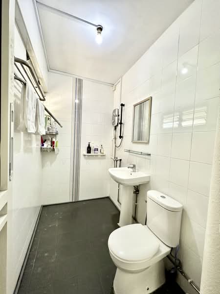 805 Yishun Ring Road, 805 Yishun Ring Road, 3 Bedrooms, 1,313 sqft, HDB Flat For Sale, by Viki Hue, 500166366 - Bathroom - PropertyGuru.com.sg