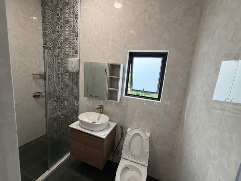 Jalan Kelichap, Jalan Kelichap, 4 Bedrooms, 2,500 sqft, Terraced House For Rent, by Edward Tan, 500166393 - Bathroom - PropertyGuru.com.sg