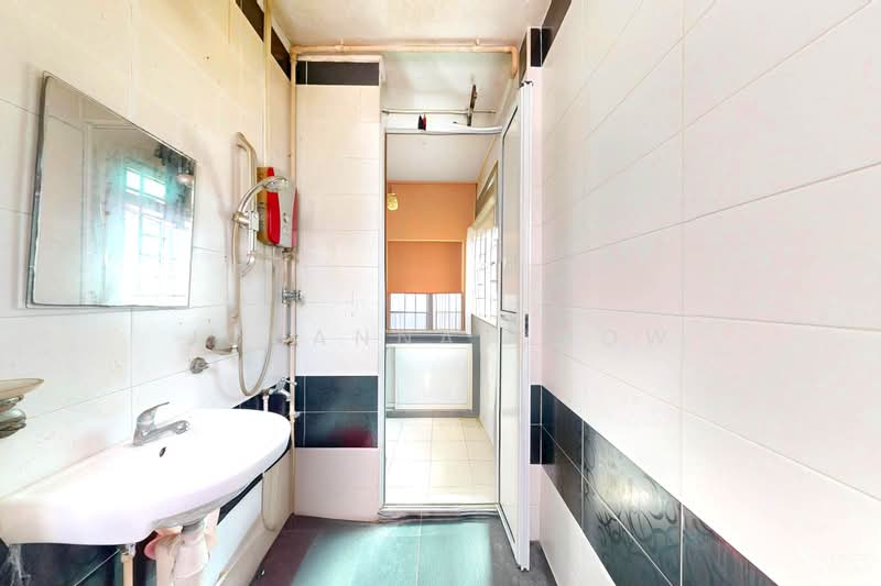 915 Jurong West Street 91, 915 Jurong West Street 91, 3 Bedrooms, 785 sqft, HDB Flat For Sale, by Johanna Chow, 500166419 - Bathroom - PropertyGuru.com.sg