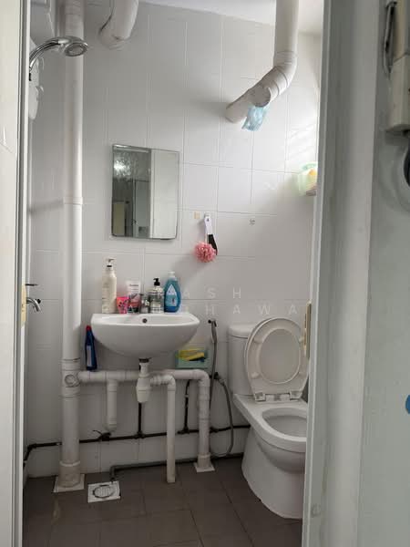 702 Bedok Reservoir Road, 702 Bedok Reservoir Road, 3 Bedrooms, 1,001 sqft, HDB Flat For Rent, by Kash Randhawa, 500166420 - Bathroom - PropertyGuru.com.sg