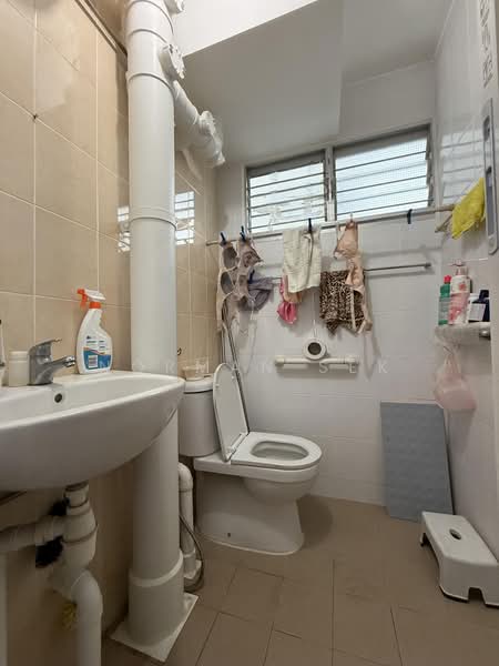 556 Ang Mo Kio Avenue 10, 556 Ang Mo Kio Avenue 10, Room Rental, 150 sqft, HDB Flat For Rent, by Norman Sek, 500166524 - Bathroom - PropertyGuru.com.sg