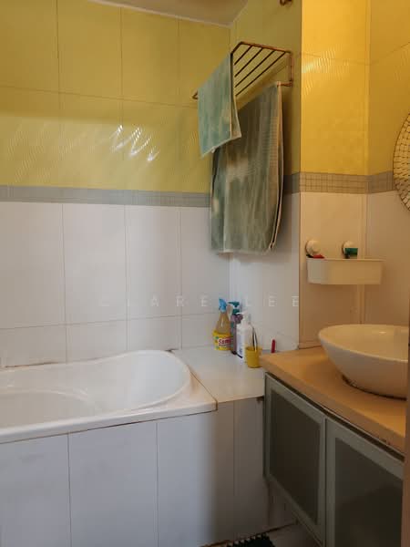 West Bay Condo, 50 West Coast Crescent, 3 Bedrooms, 1,141 sqft, Condominium For Sale, by Clare Lee, 500166535 - Bathroom - PropertyGuru.com.sg