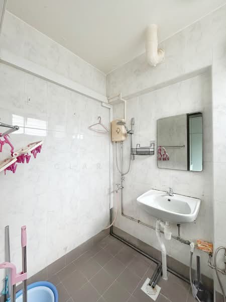 322 Yishun Central, 322 Yishun Central, 3 Bedrooms, 1,313 sqft, HDB Flat For Rent, by Clara Lee, 500166543 - Bathroom - PropertyGuru.com.sg