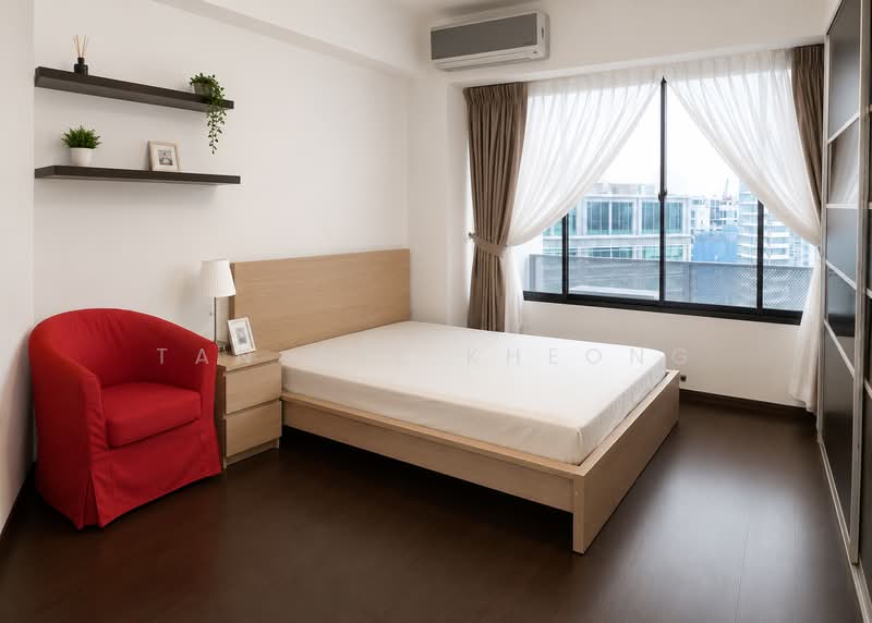 International Plaza, 10 Anson Road, 3 Bedrooms, 1,033 sqft, Apartment For Sale, by Tan Wee Kheong, 500166615 - Bedroom w/ Attached Bath - PropertyGuru.com.sg