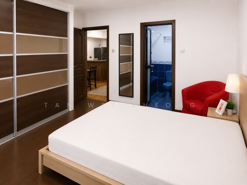 International Plaza, 10 Anson Road, 3 Bedrooms, 1,033 sqft, Apartment For Sale, by Tan Wee Kheong, 500166615 - Bedroom w/ Attached Bath - PropertyGuru.com.sg