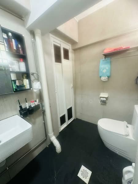 264 Waterloo Street, 264 Waterloo Street, 2 Bedrooms, 732 sqft, HDB Flat For Sale, by Diana Yow, 500166621 - Bathroom - PropertyGuru.com.sg